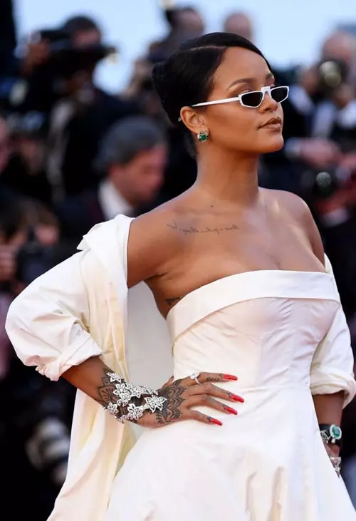 Rihanna: cercei cu smaralde, cristale si diamante, bratara cu diamante si inele cu smaralde si diamante, Chopard, colectia Rihanna Loves Chopard High Jewellery