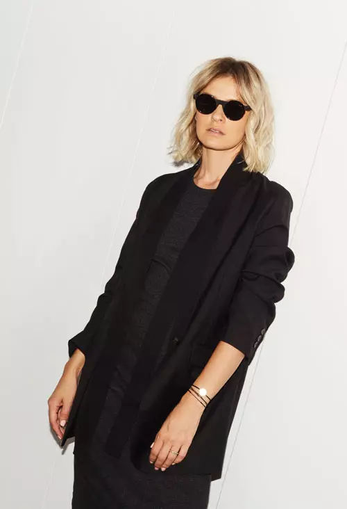 Ioana poartă rochie James Perse, blazer MM6 Maison Margiela, magazinul Entrance, și bocanci Y3