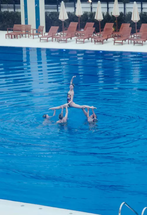 Moment inot sincron in piscina olimpica