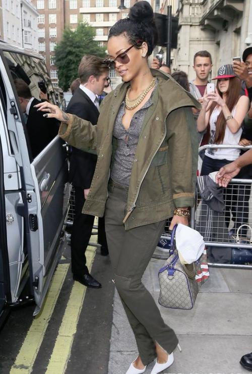 rihanna-geanta-gucci_10.JPG