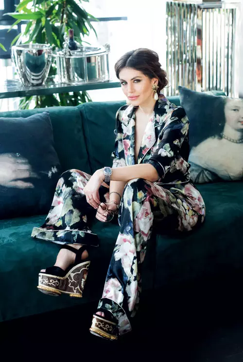 Cristina poarta pijama Cristina Savulescu, sandale Dolce&Gabbana, cercei vintage.