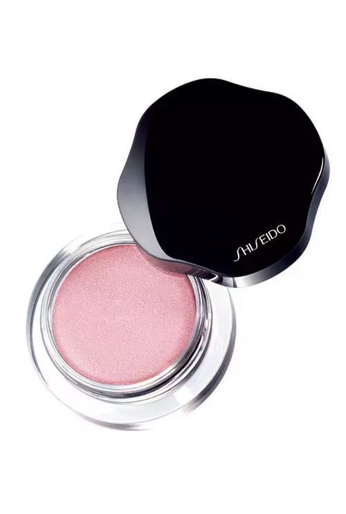 Shiseido, Shimmering Cream Eye Colour, un fard care rezista pe pleoape pina la 16 ore, 126 lei.