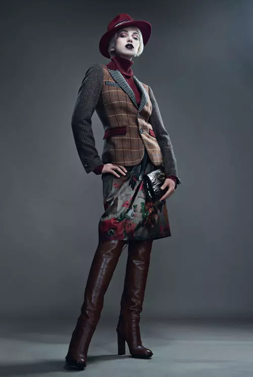 INFLUENTE BRITISH Maleta din lina, Dianevon Furstenberg, 958 lei, magazinul J. Kristensen; sacou din stofa de lina, 5.190 lei, fusta din matase, 2.190 lei, palarie din fetru, 550 lei, si plic din piele, 2.820 lei, toate Etro, magazinul Mengotti; cizme din piele, Gucci, cu pretul la cerere.