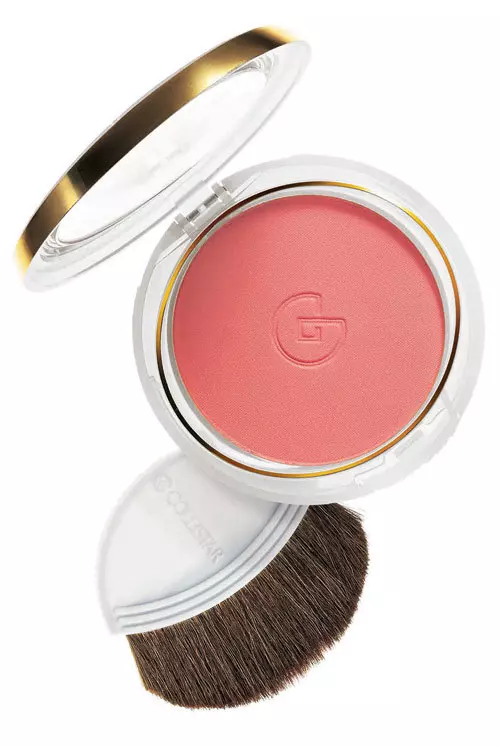 Fardul de obraz Silk Effect Maxi Blusher, Collistar, in nuanta Corallo, iti imbujoreaza pometii cu o textura matasoasa, cu un aspect proaspat si efect indelungat; 136 lei.