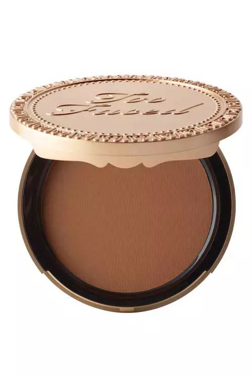 Pudra bronzanta Dark Chocolate Soleil, Too Faced, 141 lei, exclusiv in Sephora