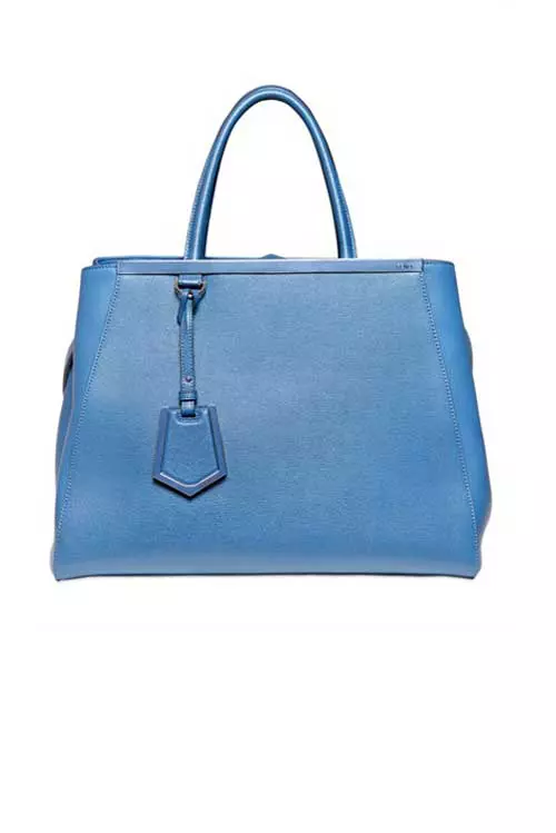 Pipereaza tinuta de birou cu  o geanta clasica, dar intr-o culoare atipica, cum este acest model Fendi. Efect glam instant garantat!