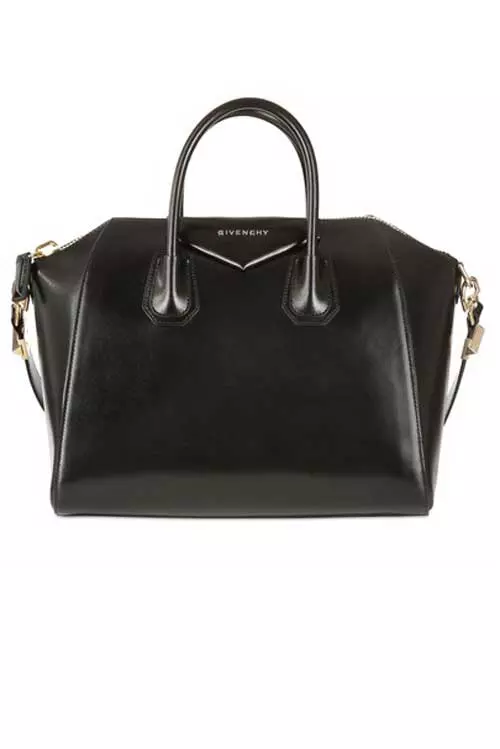 Geanta neagra ultra-incapatoare de la Givenchy este una din cele mai smart investitii pe care le poti face. Crede-ne, iti va fi utila mult timp de acum incolo! 
