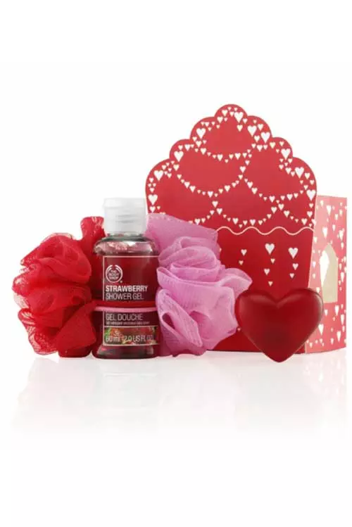 Set cadou Strawberry Cupcake, The Body Shop, 47,20 lei. Contine gel de dus, sapun pentru corp si 2 bureti pentru baie.