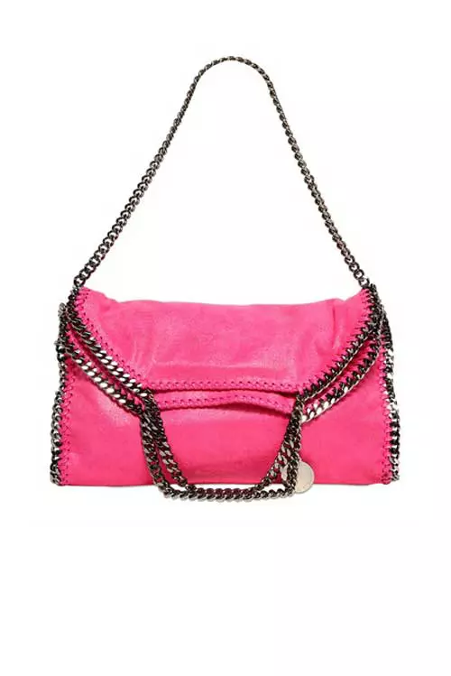 Varianta colorata a interpretarii punk rock in materie de genti a lui Stella McCartney este ideala pentru a da un aer fresh unei tinute foarte clasice. Be bold! 
