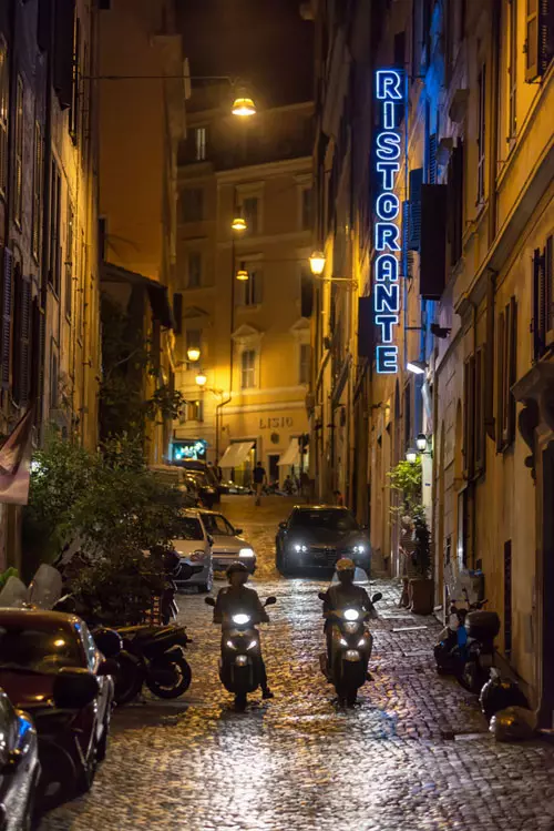Inchiriaza o Vespa in Roma, Italia