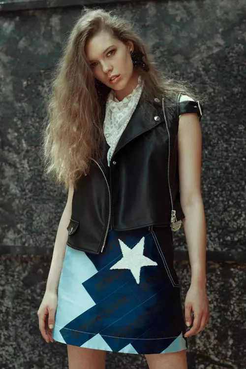 Vestă: Moschino, Distinto Couture Boutique; Fustă: Venera Arapu, Molecule F Concept Store, Promenada Mall; Top: Philosophy di Lorenzo Serafini, Distinto Couture Boutique; Cercei: Laura 8, laura8.com