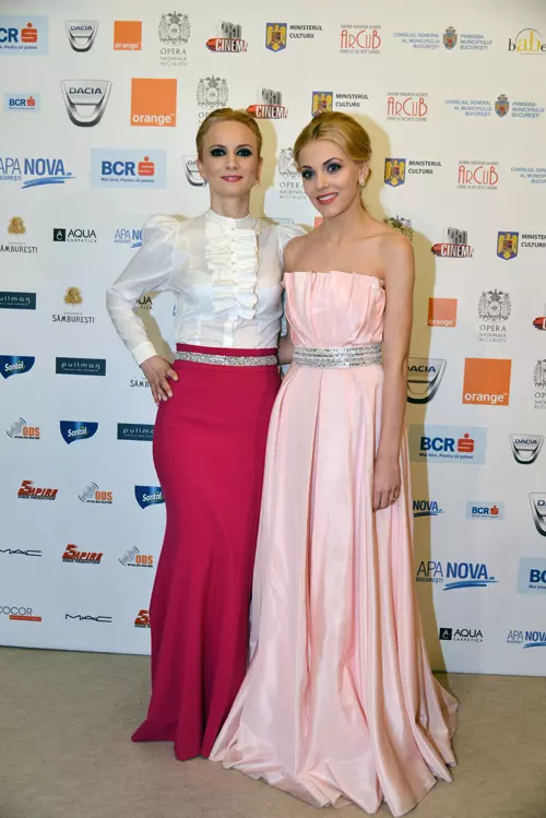 Deea Buzdugan si Andreea Ibacka (rochie Deea Buzdugan)