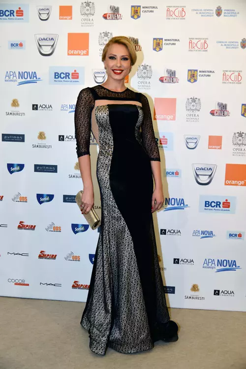 Iulia Vantur (rochie Bien Savvy)