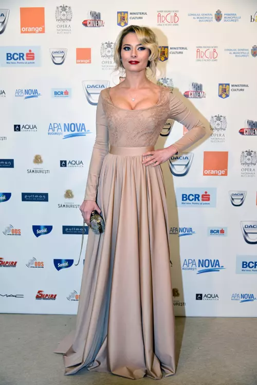 Laura Cosoi (rochie Stephan Pelger)