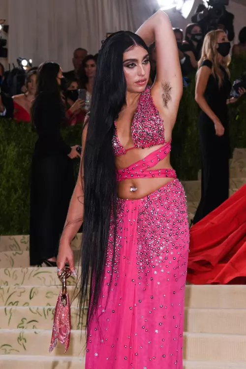 Lourdes-Leon-fiica-Madonnei