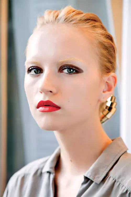 DISCO FEVER: Machiajul de femeie fatala, cu buze rubinii si smokey eyes realizati cu un fard intr-o nuanta de brun inchis, avantajeaza fizionomiile copilaroase, cu ochi mari, pometi inalti si buze carnoase. Altfel, acest look poate sa-ti adauge ani buni pe umeri... Dar daca respecti aceste criterii poti abuza de magia revelatoare a unui make-up puternic. In acest caz, alege o coafura simpla precum un coc la baza cefei sau o coada de cal.