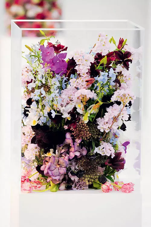 Mii de flori au fost asezate in vase transparente la show-ul Jil Sander, iar atmosfera a fost realmente una feerica!