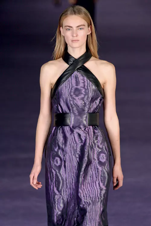 Materialele pretioase ca matasea sau brocartul capata si mai multa stralucire daca au la baza culoarea violet. 