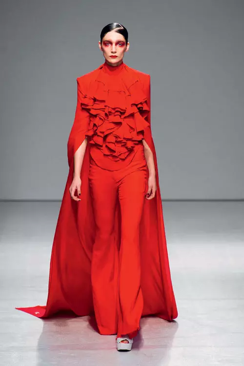 Rosul este de asemenea o culoare pe care designerii o exploateaza dintotdeauna, iar silueta spectaculoasa semnata Gareth Pugh merita luata in seama. 