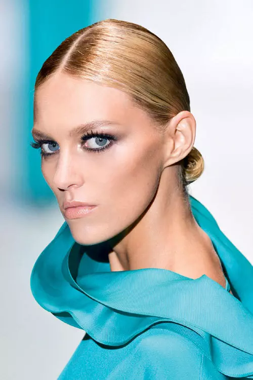 Parul strans la spate este binevenit atunci cand porti rochii cu volane.