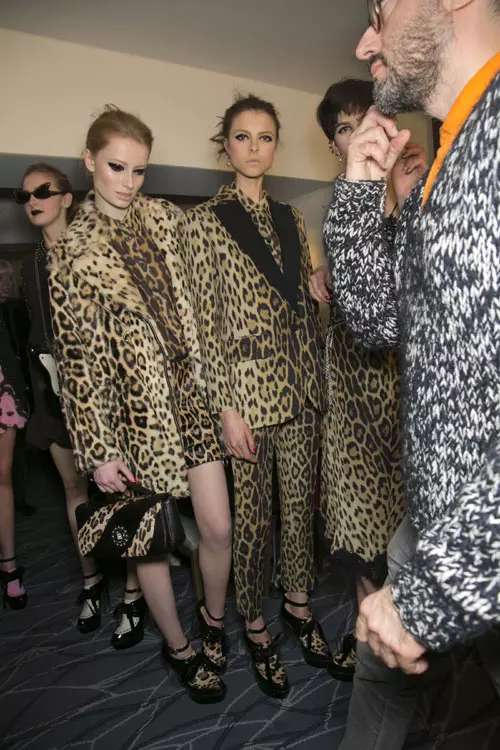 Moschino Cheap and Chic backstage (14)