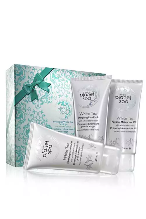 Set O portie de rasfat cu ceai alb, Avon, 30,99 lei. Contine masca de fata, exfoliant pentru fata si lotiune hidratanta pentru fata SPF 10.