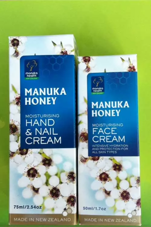 Set cadou Manuka Honey, 110 lei, disponibil pe www.bio-natura-online.ro. Contine crema de maini si unghii si crema de fata hidratanta.