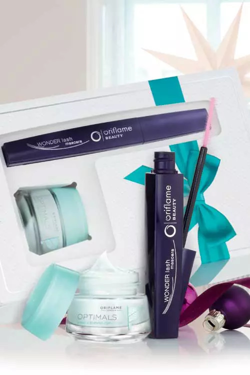 Set cadou pentru o privire luminoasa Oriflame, 29.99 lei. Contine mascara Beauty Wonderlash, crema pentru conturul ochilor Optimals si cutie cadou.