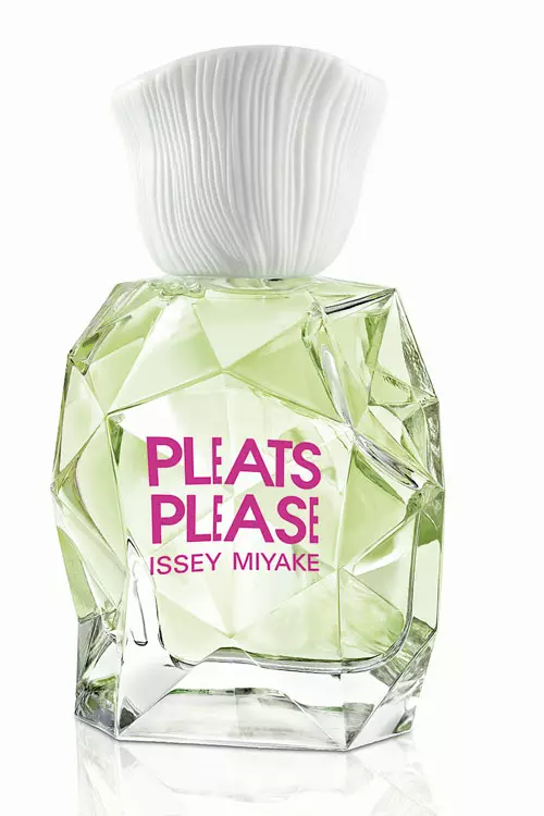 Pleats Please L’Eau, Issey Miyake, EDT 50 ml, 273 lei. O aroma floral gurmanda, care se auto-defineste in jurul violetei si vaniliei delicate, dezvelindu-si fatetele cu voluptate si putere. La notele de varf, prospetimea jucausa este luminata de prezenta trandafirului salbatic. Notele de mijloc se concentreaza pe natura delicata a bobocilor de trandafir care sunt inca aproape verzi.. O aluzie de boabe de piper roz, o atingere de neroli. In curand apare un val de mosc alb; “mangaie” aroma si mai apoi ii prelungeste mireasma. Fatetele lemnoase structureaza nota de baza, cedrul si patchouli-ul, pe care parfumierul le-a conceput asemeni unei strop de acuarela pentru a lumina aroma Pleats Please.