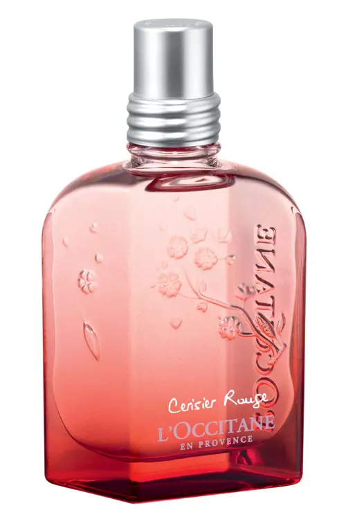 Cerisier Rouge Eau Intense, L’Occitane, EDP 50 ml, 155 lei, disponibil in farmaciile Sensiblu, in magazinele L’Occitane si pe loccitane.ro. Invaluie-te in parfumul floral si fructat al Cerisier Rouge Eau Intense. Acest parfum intens celebreaza frumusetea florilor de cires la apusul soarelui si aparitia fructelor sale rosii aprinse. O explozie de lamaie, portocala si coacaze negre iti trezeste simturile, urmata de accente delicate de zmeura si crini. Notele de mijloc de cirese rosii ofera un buchet minunat de acorduri parfumate.