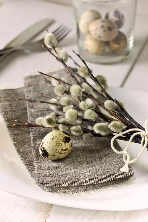 Tot pentru gusturi minimaliste: fara fata de masa, vesela si decoratiuni in tonuri neutre, si crengute de salcie cu matisori, prinse in buchetele. 