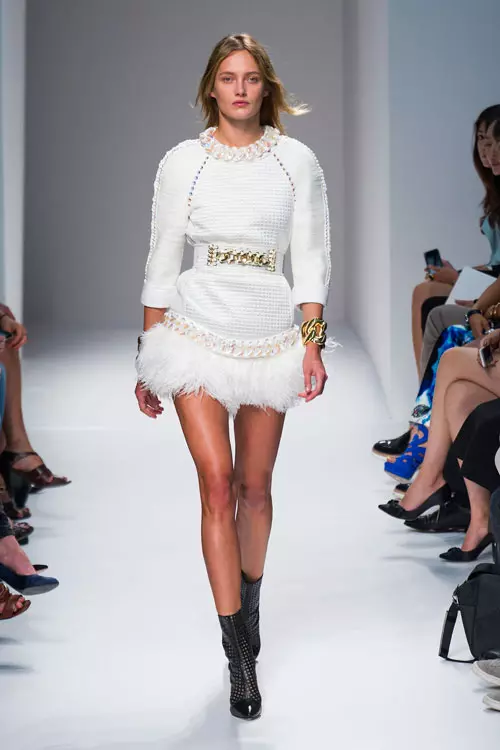 Micro-mini – Atentie la pantofi! Asorteaza rochia mini cu o pereche de stiletto foarte clasici și adauga-i un voal supradimensionat. (Balmain)