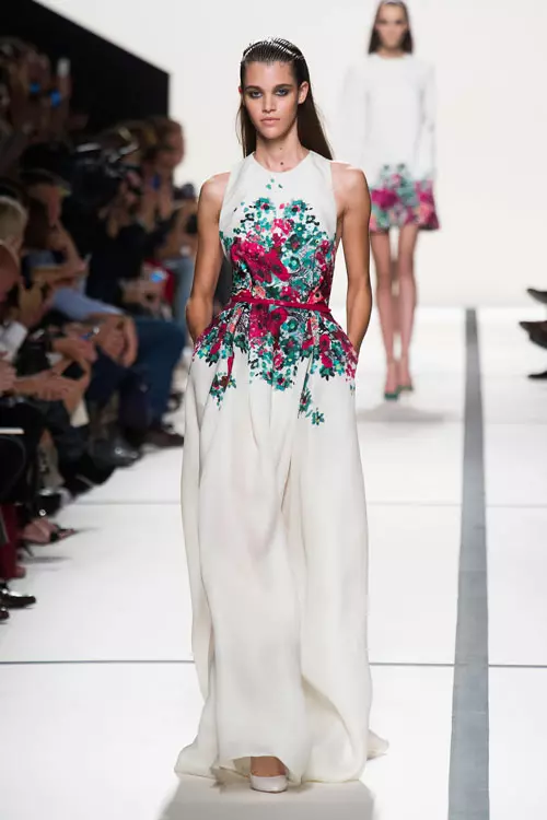 The power of flowers – Pentru cele care vor o forma clasica dar cu un element atipic, imprimeul floral este cel mai potrivit. Accesorizeaza aceasta rochie cu o mica palarie grafica. (Elie Saab)