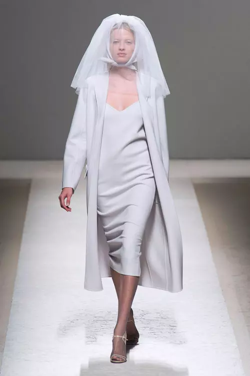Minimal – O rochie cu taieturi drepte, din matase, este mereu delicata si feminina. Mai ai nevoie doar de un buchet perfect de cale albe! (Max Mara)