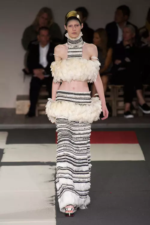 Alb&negru – Este poate cea mai atipica rochie de mireasa pe care ti-am propus-o pana acum. Trebuie sa ti-o asumi! Dar, „ never say never”! (Alexander McQueen)