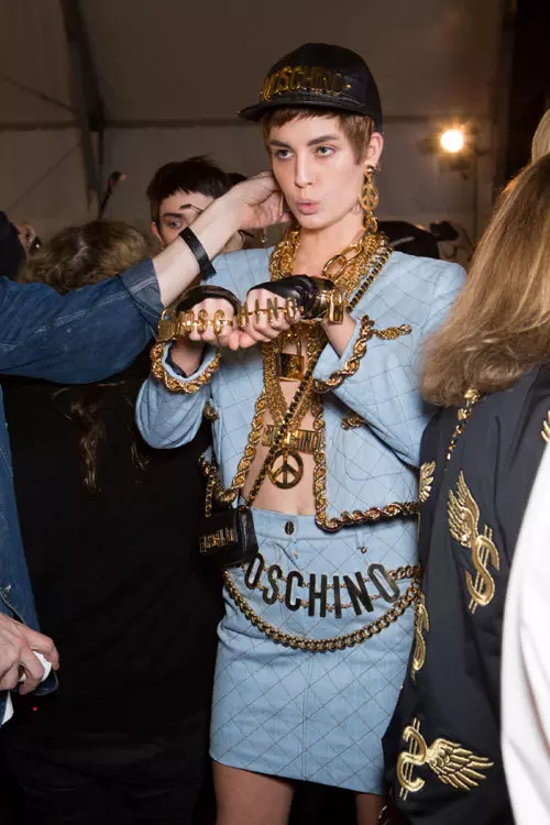 Moschino toamna iarrna 2014-2015 backstage (22)