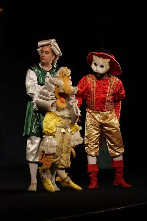 Du-l pe cel mic la teatru!