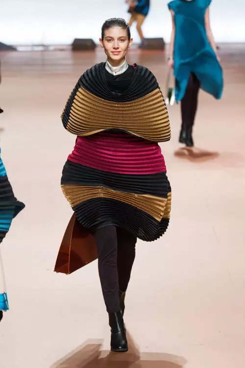 Issey Miyake toamna iarna 2014-2015 (2)
