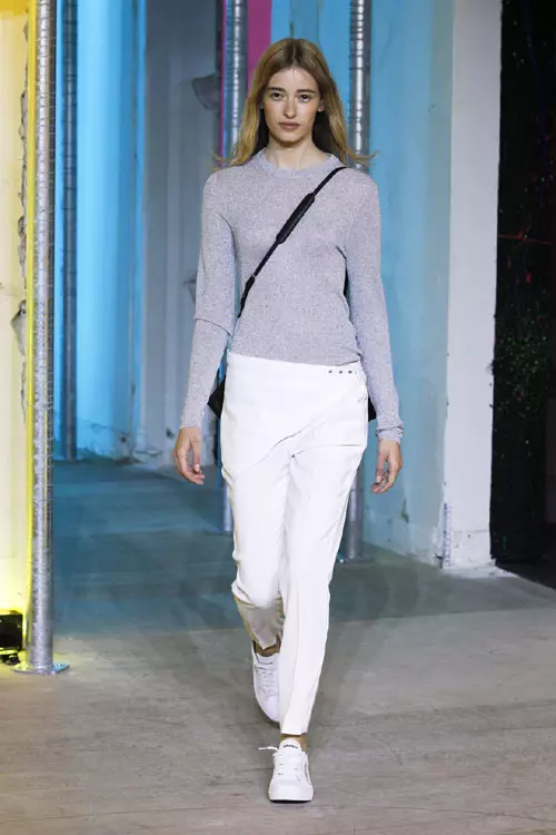 Tenisii albi, un pulover de casmir gri sau in nuante nude si o pereche de pantaloni casual -  aceste trei elemente te vor ajuta sa-ti creezi o tinuta lejera asa cum prezinta si Zadig et Voltaire, perfecta pentru dupa-amiezile calde de primavara. 