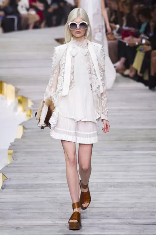 Combina o camasa romantica din dantela cu o fusta plisata si cu o pereche de ochelari supradimensionati, pentru un look de Lolita post-moderna.