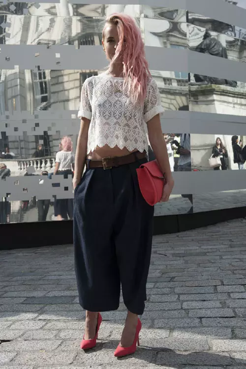 Un look cool & fresh – topul din dantela, pantalonii ‘’culottes’’ si accesoriile in tonuri fluo.