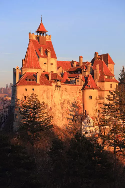 Viziteaza castelul lui Dracula in Transilvania, Romania