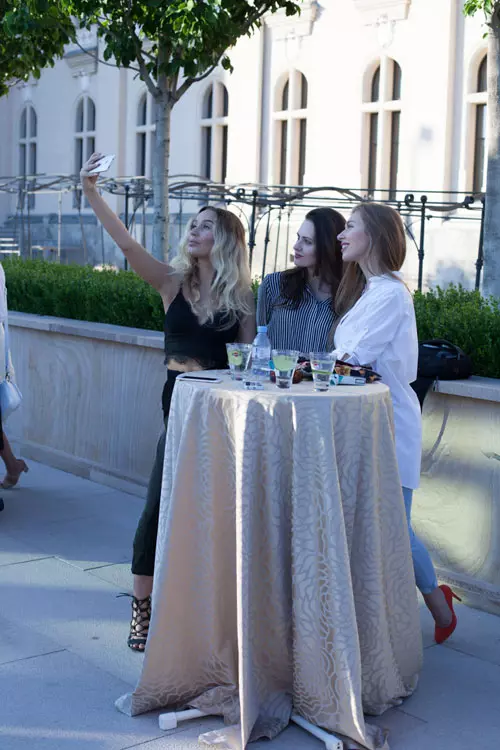 Bloggerite la cocktailul de pe terasa