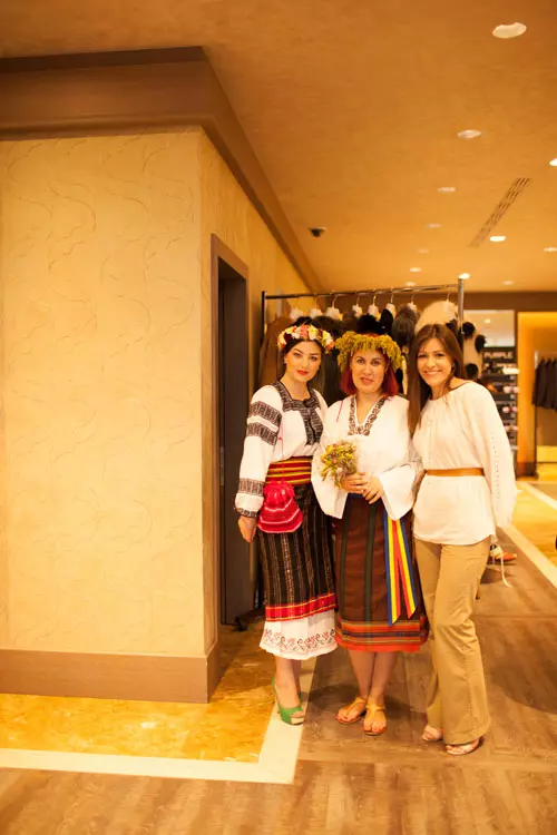 Evenimentul de la Iasi a coincis cu sarbatoarea de Sanzaiene, asa ca multe dintre vizitatoare au purtat ii sau chiar costume populare complete
