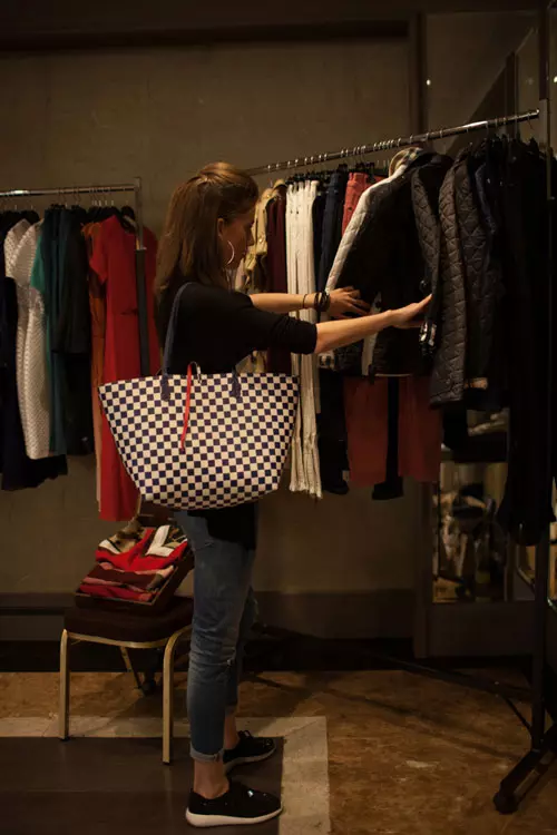Shopping la standul Burberry