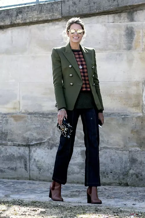 Blazerul in tonuri de verde brad si botinele in cea mai rafinata culoare bordeaux reprezinta optiunile ideale pentru o tinuta stylish de birou.