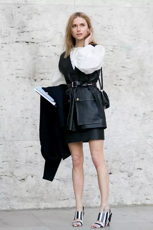 O vesta din stofa, accesorizata cu o curea masculina si cu o camasa delicata din matase vor atrage, cu siguranta, privirile admirative ale colegilor.