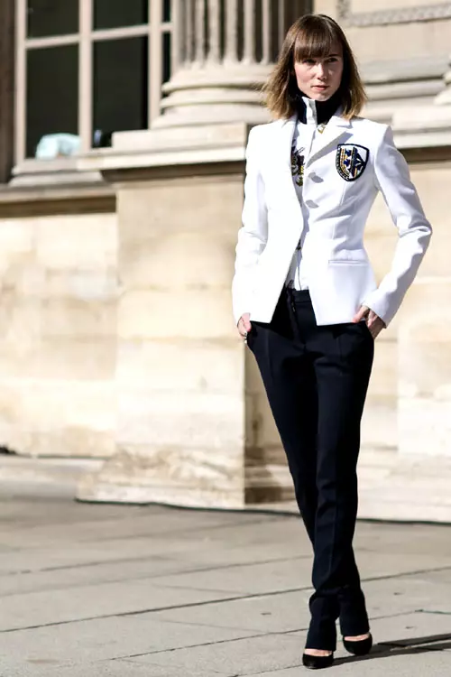 Blazerul alb, strucurat, arata senzational in combinatie cu o pereche de pantaloni-tigareta. 