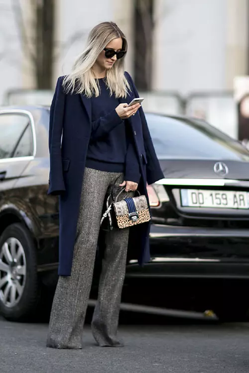 Un pulover bleumarin din casmir si o pereche de panaloni gri, evazati, te vor ajuta sa obtii acel look rafinat, specific pariziencelor. 