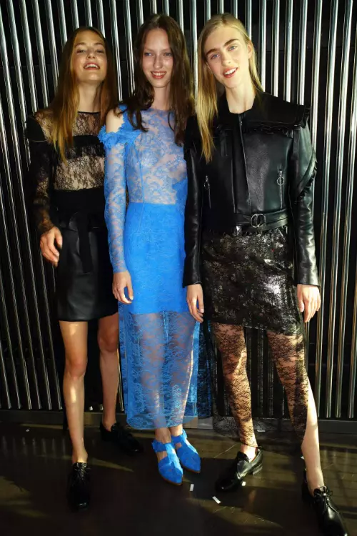 Pozand pentru Preen by Thornton Bregazzi – aceste fete redau in mod perfect noua forta a dantelei.